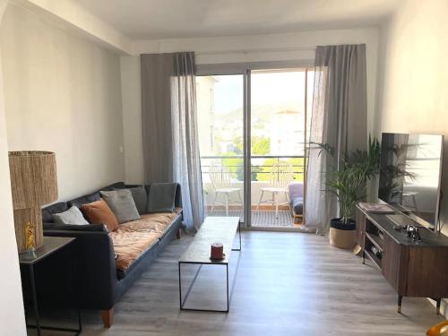 d'un salon avec un canapé et un balcon. dans l'établissement Superbe appartement proche vélodrome et de la mer, à Marseille