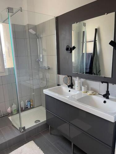 une salle de bain avec un lavabo et une douche dans l'établissement Superbe appartement proche vélodrome et de la mer, à Marseille