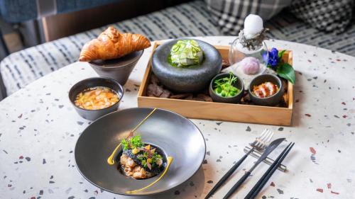 Mad på kapselhotellet eller i nærheden