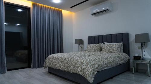 un dormitorio con una cama y una ventana en Venue Luxury Chalet, en Al Rama