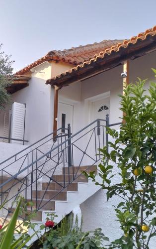 Το κτήριο όπου στεγάζεται  το διαμέρισμα