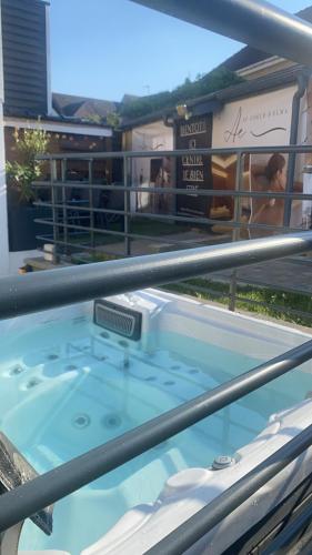 un bain à remous posé sur un balcon dans l'établissement Maison 7 couchages & jaccuzi, à Étaples