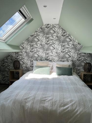 une chambre avec un grand lit blanc avec une fenêtre dans l'établissement Maison 7 couchages & jaccuzi, à Étaples