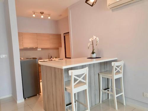 Una cocina o cocineta en Emira Residence Seksyen 13 Shah Alam by Lodge Alpha LaVista
