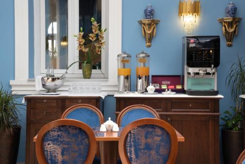 een eetkamer met een tafel en stoelen en een keuken bij Grande Bretagne - Nafplio in Nafplio