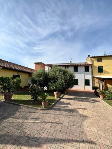 a brick driveway in front of a building at Casa vacanze Eny in Capannori