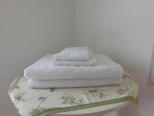einen Stapel Handtücher auf einem Tisch in der Unterkunft VILLA COLLE in Nanto