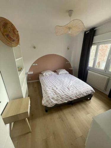 une chambre avec un lit et un parquet dans l'établissement Maison au cœur du vignoble, à Le Mesnil-sur-Oger