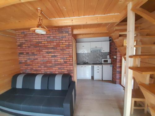 ein kleines Zimmer mit einer Backsteinwand und einer Küche in der Unterkunft Domki Harenda in Zakopane