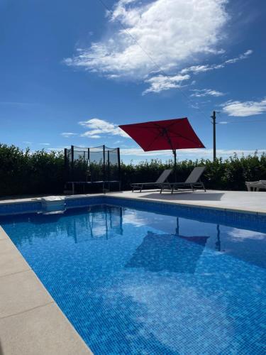 Rock'n'jazz apartment with swimming pool and beautiful sea view