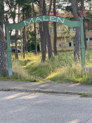 a street sign on the side of a road at Solhyddan, tvårumslägenhet i villa nära havet in Båstad