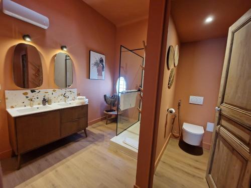 a bathroom with a sink and a shower and a toilet at La Maison Clémenceau in Salon-de-Provence