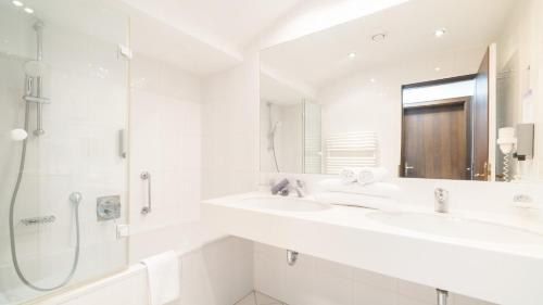 Bilik mandi di Boutique Hotel Olympia