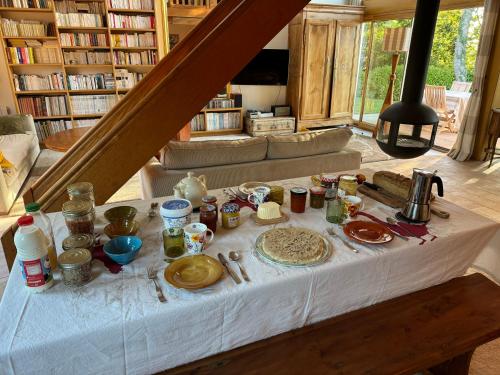 una mesa con comida en la sala de estar en Nid douillet Les Mouettes, en Fouesnant
