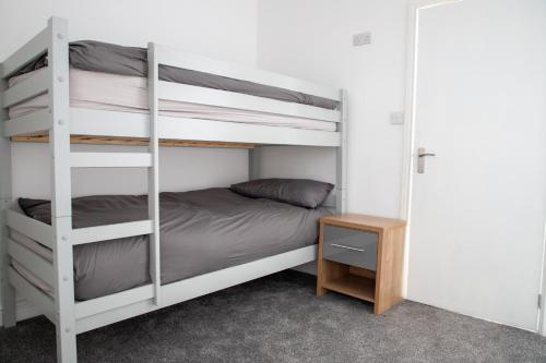 En eller flere senge i et værelse på Ground Floor - Balmoral Stays - Free Wifi