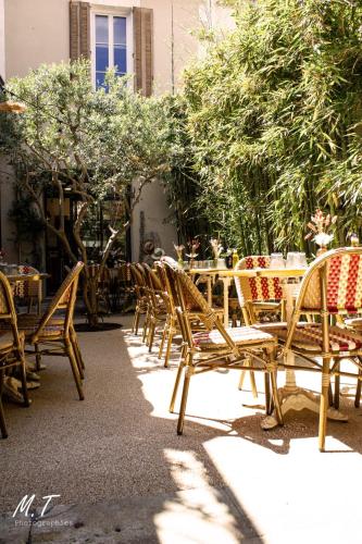 a row of chairs and tables in a patio at La Maison Clémenceau in Salon-de-Provence