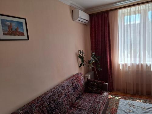 un soggiorno con un divano e una finestra di Hasmik Apartment a Yerevan
