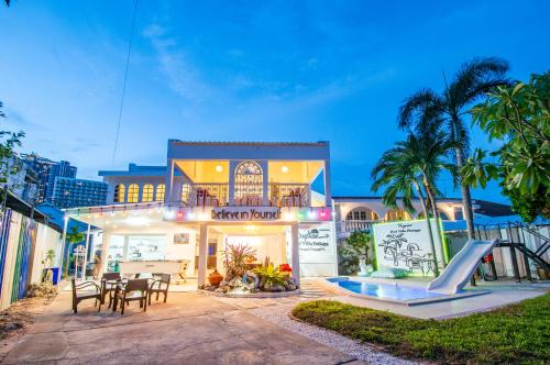 un edificio con un tobogán delante de él en Pupae Pool Villa Jomtien Pattaya, en Jomtien Beach