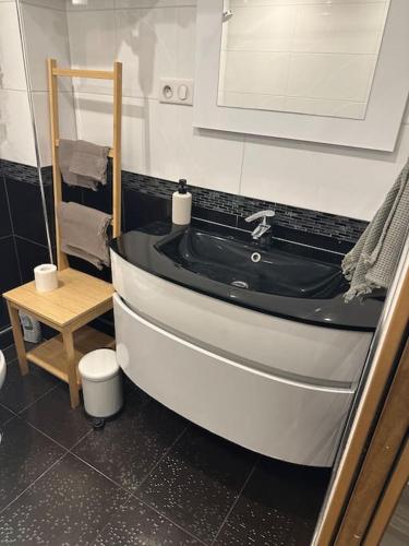a bathroom with a sink and a bath tub at Maison de ville 65 m2 Proche Paris in Alfortville