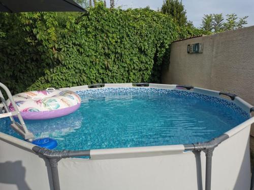 une piscine avec une table gonflable dans l'établissement Agréable Villa proche Pont du Gard, à Bezouce