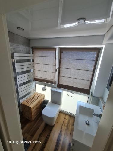 ein kleines Badezimmer mit Toilette und Waschbecken in der Unterkunft Handwerkerwohnung-Monteurunterkunft in Darmstadt