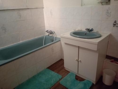 une salle de bains avec lavabo et baignoire dans l'établissement Saint Pair sur Mer 50 m de la plage, à Saint-Pair-sur-Mer