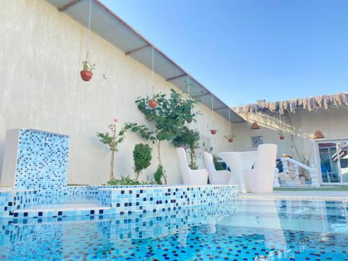 Bazén v ubytování استراحة دسمان nebo v jeho okolí