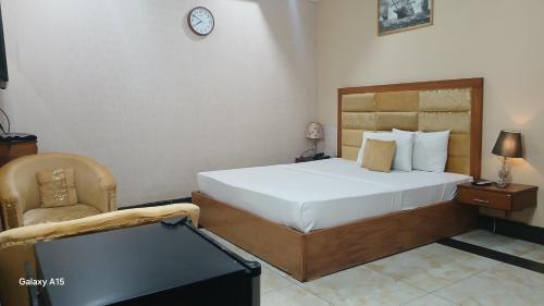 Postel nebo postele na pokoji v ubytování The King Hotel