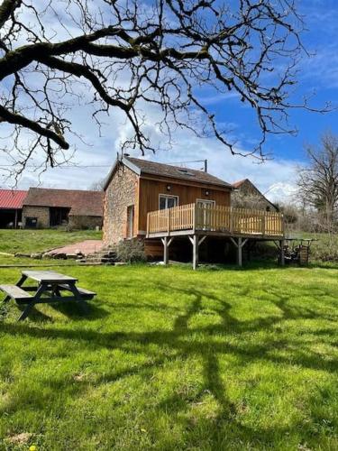 Photo de la galerie de l'établissement Microgite la Saboterie cosy home pour 3pers, à Mayet-de-Montagne