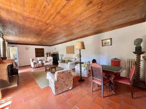 アロウカにあるQuinta de Bócoの木製の天井のリビングルーム(家具付)