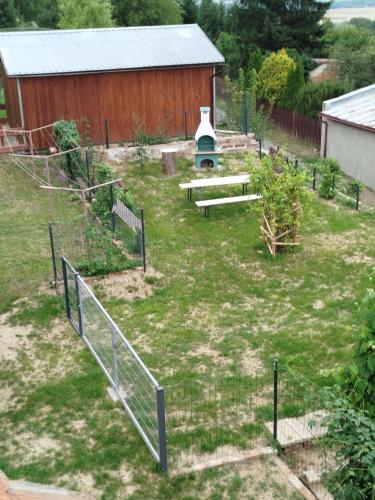 Κήπος έξω από το Apartament Eden