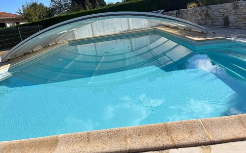 Piscina a La Ligonne o a prop
