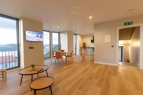 TV a/nebo společenská místnost v ubytování Villa Rosa Apartamentos en casa rural con vistas panoramicas a la ria