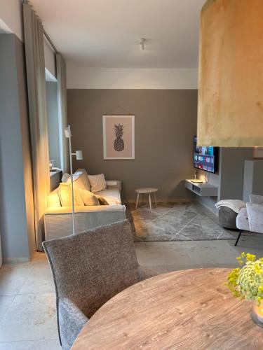 un soggiorno con un letto e un tavolo di Ferienwohnung Clemens, neue Wohnung zentral und hochwertig ad Ahaus
