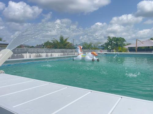 Bazén v ubytování A MO TI KOTE - Piscine - au cœur de Montsinéry nebo v jeho okolí