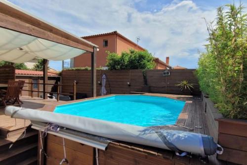 une piscine dans l'arrière-cour d'une maison dans l'établissement Jolie villa 3 faces piscine, à Torreilles