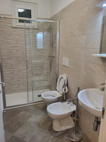 a bathroom with a shower and a toilet and a sink at P r a t o e O n d e in Cogoleto