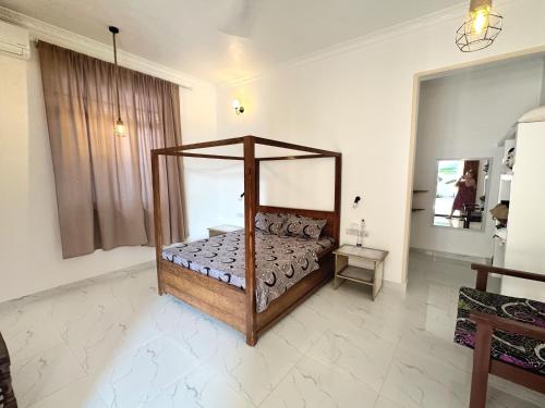Ένα ή περισσότερα κρεβάτια σε δωμάτιο στο Happy House Nungwi