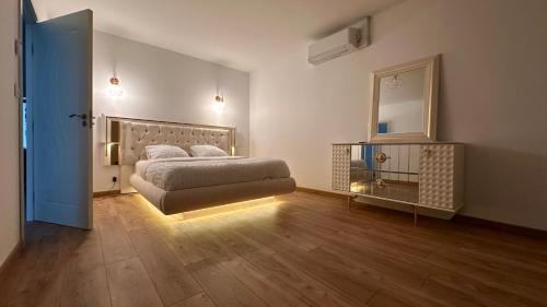 une chambre avec un lit et un grand miroir dans l'établissement Chambres d'hôtes - La correziene, à Allassac