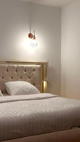 une chambre avec un lit avec une lumière au-dessus dans l'établissement Chambres d'hôtes - La correziene, à Allassac