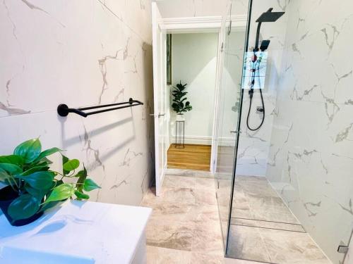 ein Badezimmer mit Dusche mit Glastür in der Unterkunft SPR house Chatswood - 3 bedrooms -2 in Sydney