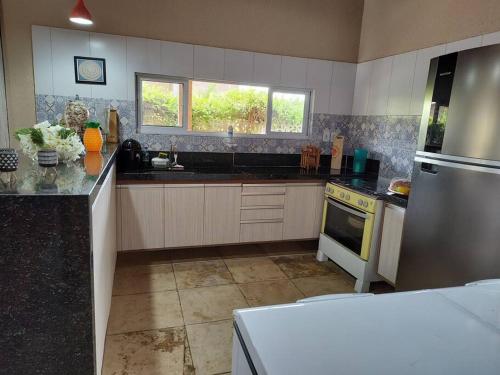 Kuchyň nebo kuchyňský kout v ubytování Casa de Praia Luis Correia