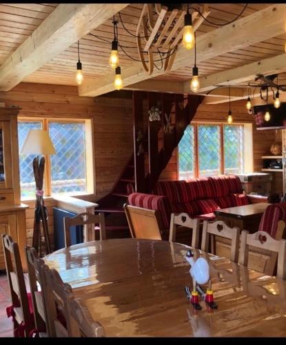 Posezení v ubytování Chalet épicanthus 8 chambres praloup 1600