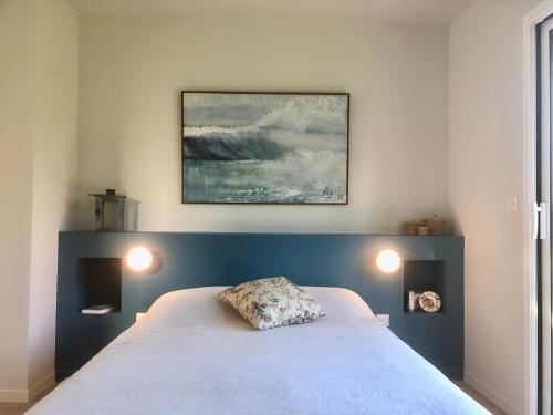 - une chambre dotée d'un lit avec deux lumières dans l'établissement Maison design à la campagne, à Pont-de-Ruan