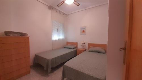 Un pat sau paturi într-o cameră la Nice apartment on the beach and city centre