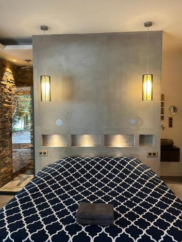 - une chambre avec un lit bleu et blanc et deux lumières dans l'établissement Villa moderne en campagne avec piscine, à Aix-en-Provence