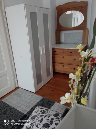 Zimmer mit einem Schrank mit einem Spiegel und einer Kommode in der Unterkunft Zimmer in Gostenhof Nürnberg in Nürnberg