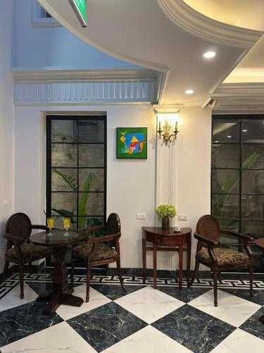 a dining room with a table and chairs at Tam Coc Mountain Sunset and Garden Hotel in Ninh Binh