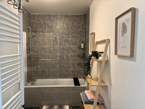 une salle de bain avec douche et baignoire dans l'établissement L'Elégance Parisien, à Saint-Ouen