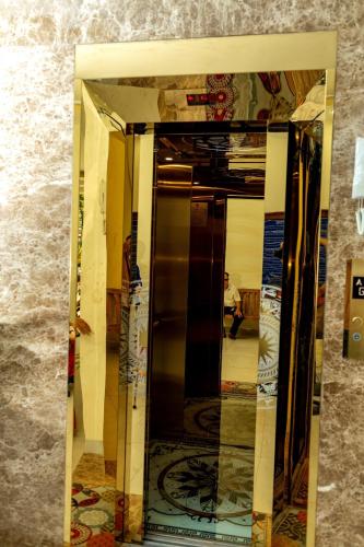 a reflection of a glass door in a room at Tân Hiệp Hotel in Bùi Tiếng